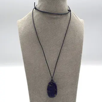 COLLIER VINTAGE, CABOCHON DE LAPIS-LAZULI, TAILLÉ, SUR CORDON DE CUIR 20E SIÈCLE.