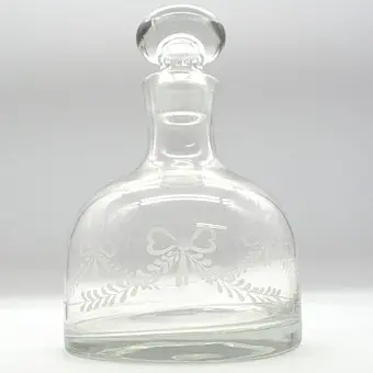 CARAFE EN VERRE AVEC MOTIF DE RUBAN GRAVÉ 20E SIÈCLE.