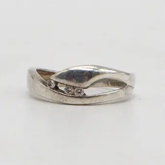 Guld og Sølv Design. Bague faite main en argent sterling avec trois zircons, forme organique, Danemark, vintage.