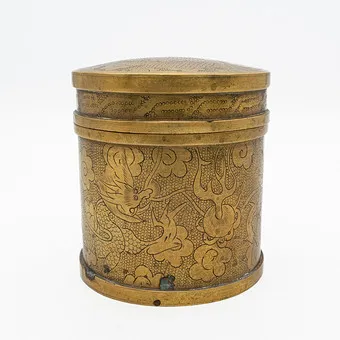 CHINESISCHE DECKELDOSE AUS MESSING MIT DRACHENDEKOR, UM 1930.