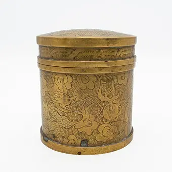 КИТАЙСКАЯ КРЫШКА-ШКАТУЛКА ИЗ ЛАТУНИ С ДЕКОРОМ ДРАКОНА, ОК. 1930.