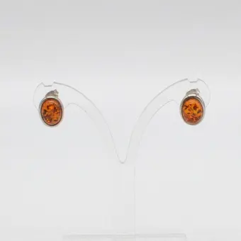 DAVID SIGAL. DESIGNER OHRSTECKER MIT BERNSTEIN CABOCHON (MIT BLATTEINSCHLÜSSE), FASSUNG AUS STERLINGSILBER, 20. JAHRHUNDERT.