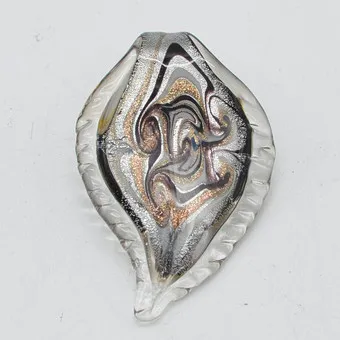 MURANO GLAS ANHÄNGER, BLATTFORM, STUDIOGLAS, GOLD- UND SILBERFLITTER, ITALIEN, UM 1950.