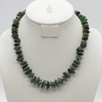 COLLIER EN AVENTURINE, SURFACE POLIE ET FORME NATURELLE, AVEC PERLES INTERCALAIRES ET FERMOIR À VIS EN MÉTAL, VINTAGE, ENV. 50 CM.