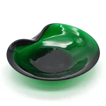 Coupe faite main, verre, forme de feuille, verte, fin 20e siècle.
