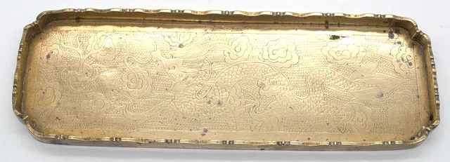 CHINESISCHES MESSING-TABLETT MIT DRACHENMOTIV, UM 1900.