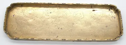 Plateau chinois en laiton avec motif de dragon, vers 1900.
