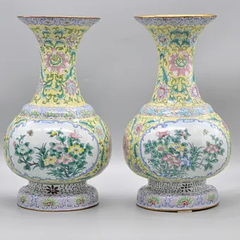 PAIRE DE FINES VASES CHINOIS EN ÉMAIL CANTON FOND JAUNE DÉCOR FLORAL, VERS 1950.