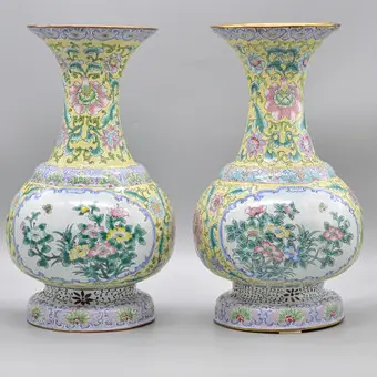 PAAR FIJNE CHINESE CANTON-EMAILLE VAZEN MET GELE FOND EN FLORAAL DECOR, OMSTREEKS 1950.