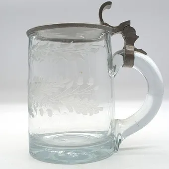CHOPE À BIÈRE ANCIENNE EN VERRE TRANSPARENT ; SOUFFLÉE À LA BOUCHE, TAILLÉE À LA MAIN AVEC DÉCHIRURE VERS 1840.