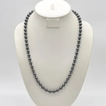 Collier en hématite, perles polies, fermoir doré, vers 1950, env. 62 cm.