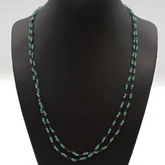 Long collier de perles en verre turquoise, rondes, entretoises en laiton, sans fin, 20e siècle, env. 100 cm.