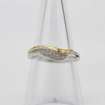 CHANTI, BAGUE DESIGNER COURBÉE AVEC DÉTAIL DORÉ, ARGENT STERLING AVEC BRILLANT, TAILLE ENV. N° 14 / 54 MM DE CIRCONFÉRENCE.