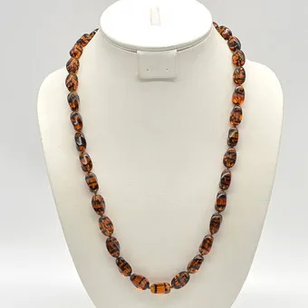 Murano glazen collier, barnsteinkleur met zwarte strepen, studioglas, vergulde sluiting, 20e eeuw.
