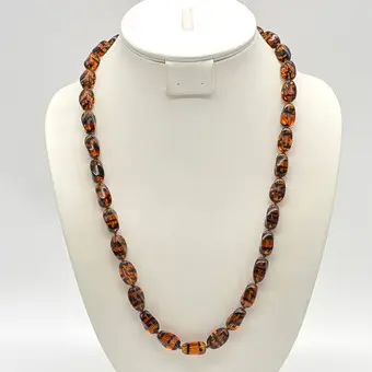 Collier en verre de Murano, couleur ambre avec rayures noires, verre d'atelier, fermoir doré, 20e siècle.