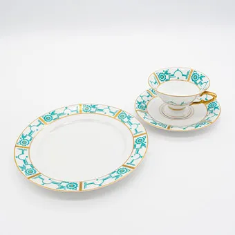 EIN TELLER UND EINE TASSE MIT UNTERTASSE AUS PORZELLAN VON ZEH SCHERZER BAVARIA, MOTIV: TÜRKISE MUSTER UND GOLDRÄNDER, ART DECO, HANDBEMALT.