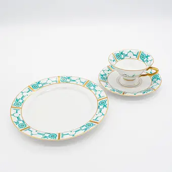 Une assiette et une tasse avec soucoupe en porcelaine de Zeh Scherzer Bavaria, motif : motifs turquoise et bords dorés, Art déco, peint à la main.