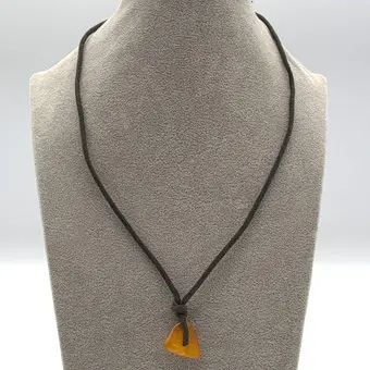 Collier vintage, cabochon d'ambre, taillé, sur cordon de cuir, 20e siècle.