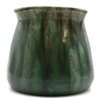 HERMANN MUTZ WITWE. (1913-1929) ART NOUVEAU CERAMIC VASE WITH GREEN, MATTE DRIP GLAZE, ALTONA.