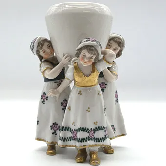 CAPODIMONTE. GROUPE DE FIGURES « NAPLES » 3 FILLES PORTANT UN VASE, DÉCORS FLORAUX ET DORÉS, PEINT À LA MAIN, ITALIE 19E SIÈCLE.
