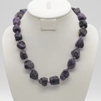 Collier en améthyste, nuggets naturels et petites perles polies, fermoir doré, vintage, env. 54 cm.