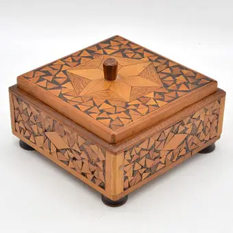 Boîte à couvercle sur quatre pieds, bois, marqueterie, fait main, vers 1900.