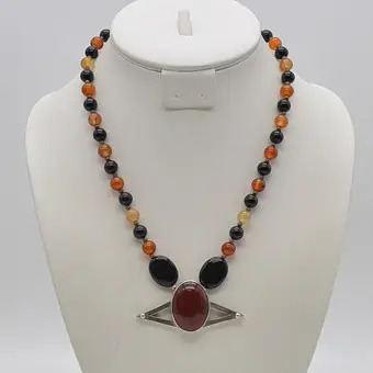 J. Köhle, collier designer avec pendentif en agate cabochon, monture en argent sterling, perles d'agate, Allemagne (Pforzheim), vers 1970.