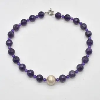 Collier designer en améthyste, petites et grandes perles, perle décorative et fermoir argentés, fin du 20e siècle.