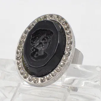 Dolce & Gabbana, bague avec camée et 32 zircons, buste de femme, no. 17-18/ 57-58 mm de circonférence, fin du 20e siècle.
