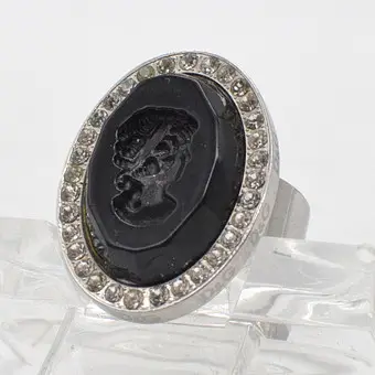 Dolce & Gabbana, bague avec camée et 32 zircons, buste de femme, no. 17-18/ 57-58 mm de circonférence, fin du 20e siècle.