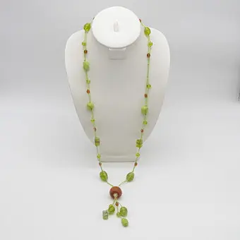 HANDGEMACHTES COLLIER MIT MURANO GLAS PERLEN, GRÜN UND BRAUN, MIT GOLDFLITTER, VINTAGE.