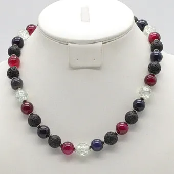 Collier de perles en pierre de lave, grenat, améthyste et cristal de roche, perles intercalaires argentées, fermoir argenté, env. 47,5 cm.