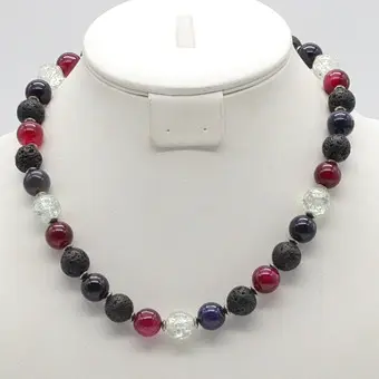 PERLENCOLLIER AUS LAVASTEIN, GRANAT, AMETHYST UND BERGKRISTALL, VERSILBERTE TRENNPERLEN, VERSILBERTER VERSCHLUSS, CA. 47,5 CM.