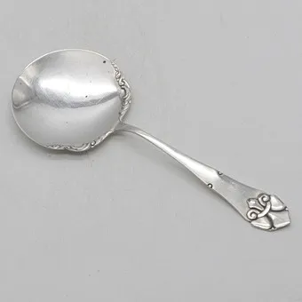 Cuillère de service Art nouveau à cuillère plate, argentée, vers 1910-1920, probablement Danemark, Copenhague, "A.B.".
