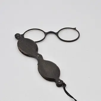 LORGNON, OKULARY Z RĄCZKĄ Z SZYLKRETU, OK. 12,5 CM, WCZESNY XIX WIEK.