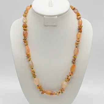 Collier en pierres fines en cornaline, pierres naturelles et perles polies, perles intercalaires dorées, fermoir à vis, vintage, env. 63 cm.