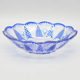 Coupe bohémienne antique, cristal avec verre doublé, taillée à la main, fin du XIXe siècle.