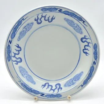 Assiette asiatique avec motif du 18e siècle, peinte à la main, porcelaine, 20e siècle.
