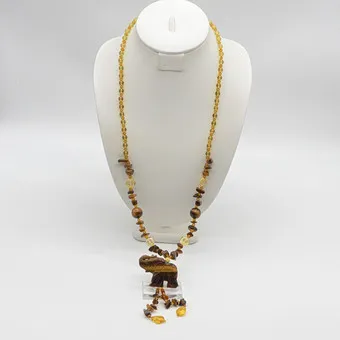 Collier fait main en œil-de-tigre avec un éléphant, surface polie main, perles intercalaires en verre couleur citrine, vintage.
