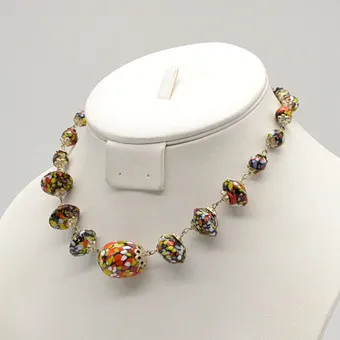Collier à maillons avec perles en verre de Murano, confetti, perles intercalaires argentées, Italie, début du 20e siècle.