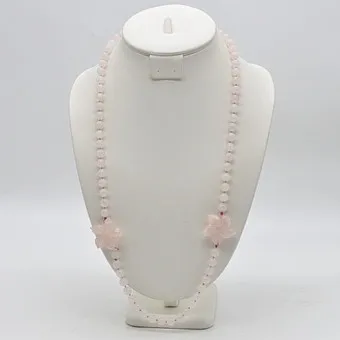 COLLIER EN QUARTZ ROSE, DEUX FLEURS SCULPTÉES À LA MAIN EN QUARTZ ROSE, SANS FERMOIR, VINTAGE, ENV. 71 CM.