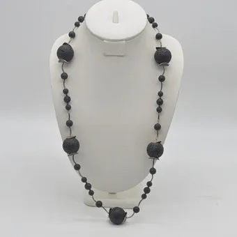 COLLIER DESIGNER, PERLES DE PIERRE DE LAVE, TIGES ET PLAQUETTES EN ARGENT STERLING (TESTÉ), VINTAGE.