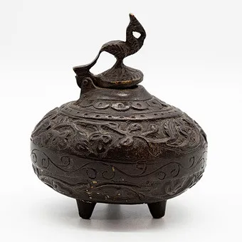 RÉCIPIENT AVEC COUVERCLE RABATTABLE EN BRONZE, MOTIF FLORAL ET PAON, ASIE, 19E SIÈCLE.