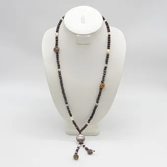 Collier de perles en almandin facetté, structure asymétrique avec boules en fil d'argent et perles de culture naturelles, fait main, fermoir à crochet en argent sterling, vintage, env. 71 cm.