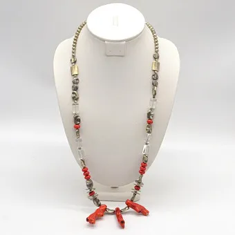 Collier designer en corail et verre cristal, perles argentées, 20e siècle, env. 74 cm.