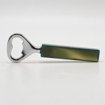 OUVRE-BOUTEILLE, MANCHE EN AGATE VERTE, SURFACE POLIE, 20E SIÈCLE.