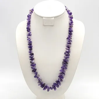 EDELSTEINCCOLLIER AUS AMETHYST, POLIERTE OBERFLÄCHE, EINZELN GEKNÜPFT, GRÖSSE NACH ANGEORDNET, VERGOLDETER VERSCHLUSS, VINTAGE, CA. 62 CM.