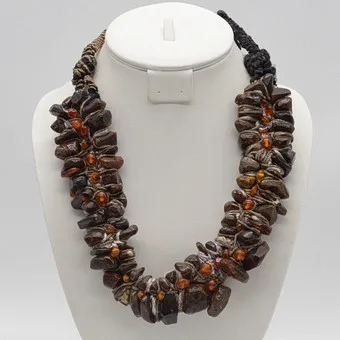 HANDMADE NECKLACE WITH AMBER BEADS, NATURAL SHAPE WITH POLISHED SURFACE, CIRCA 1980s, APPROX. 58 CM.
