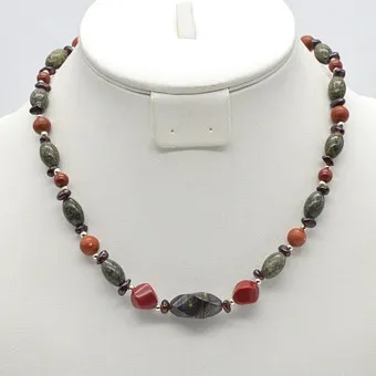 Vintage gemstone necklace of almandine, jasper and aventurine, polished surface, with silver beads and gold-plated sterling silver clasp, approx. 46 cm.