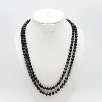 LANGES COLLIER MIT RUNDEN PERLEN, IN SCHWARZ, AUS GLAS, ENDLOS, CA. 128CM.